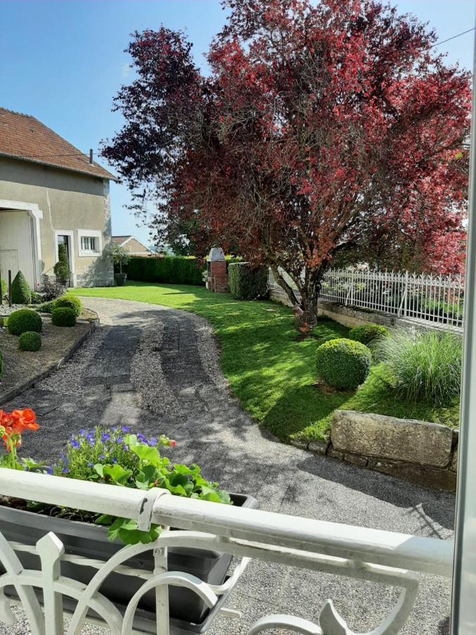 Gite Des Agapanthes Lacroix-sur-Meuse Exterior photo