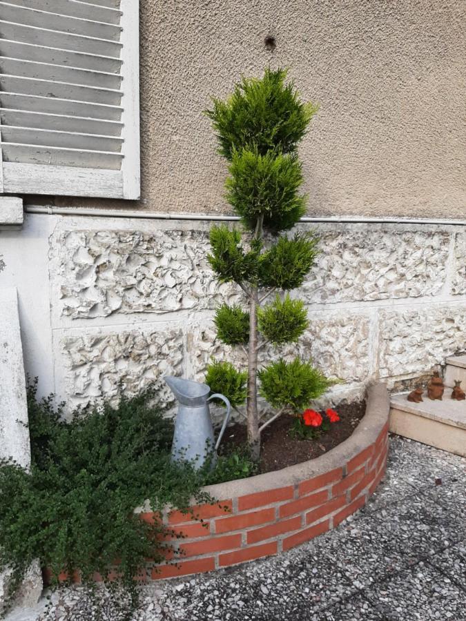 Gite Des Agapanthes Lacroix-sur-Meuse Exterior photo